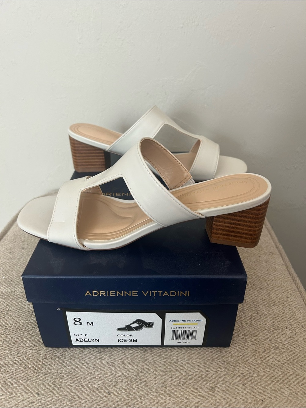 Adrienne Vittadini White Slide Mules with Stacked Wood Heel nwt new